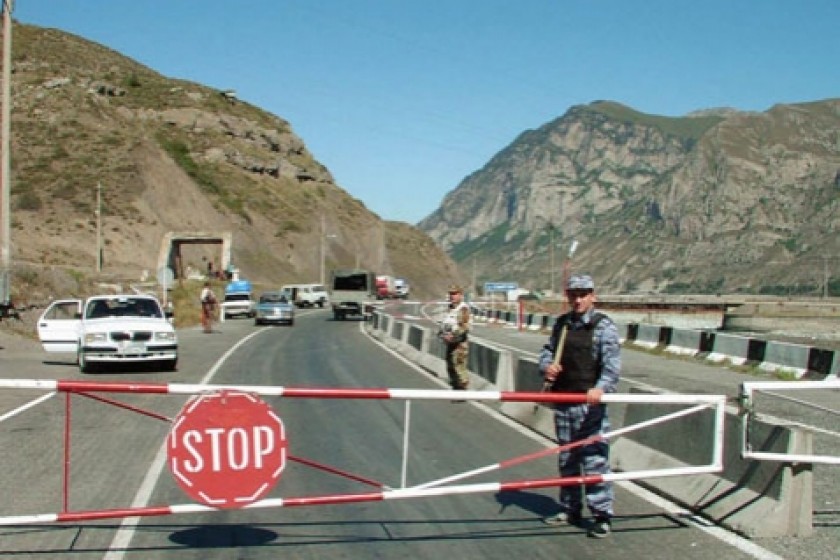 Սողանքի վտանգի պատճառով Ստեփանծմինդա-Լարս ավտոճանապարհը երթևեկելի է հատուկ ժամանակացույցով