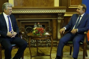 Armenian Prime Minister Hosts Swiss-Armenian Businessman Sirmakes