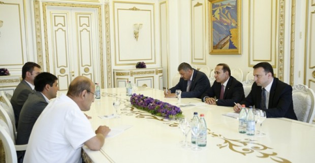 PM Abrahamyan Meets with UITE Reps; Says Government Pays Attention to IT Sector