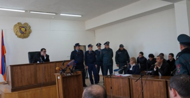 Ամբաստանյալի աթոռին չորս շարքայիններ են, հրամանատարական կազմից մեղադրյալներ 
չկան
