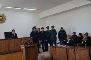 Ամբաստանյալի աթոռին չորս շարքայիններ են, հրամանատարական կազմից մեղադրյալներ 
չկան