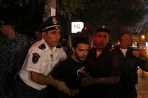Участники акции протеста, подвергнутые приводу с проспекта Баграмяна 12 сентября, подали 
встречные иски против полиции