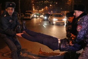 Адвокату не разрешают войти в отделение полиции