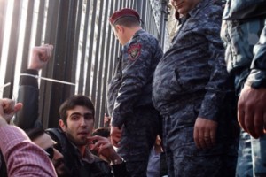 Protesters Cuff Themselves to Parliament Gates; Demand Release of Political Prisoners in Armenia