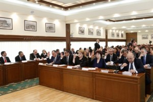 Мэрия Еревана подарила квартиры известным деятелям искусства