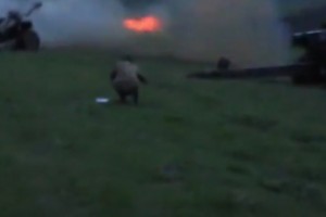От этого артиллерийского залпа взорвался оружейный склад противника (видео)