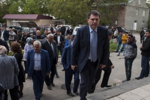 Чиновники приехали в Гарни с намерением превратить обсуждение в рукопашный бой