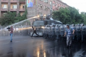 Մեկ տարի՝ նույն տեղում. «Էլեկտրիկ Երեւան»-ի ժամանակ տուժած լրագրողների 
գործի քննությունը չի ավարտվել