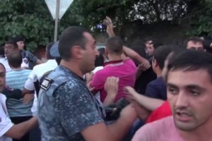  Սարիթաղցիները պատրաստ են դիմադրել․ «Եթե գան էստեղ՝ ինչ որ մեկին տնից հանելու, իրենց համար շատ 
վատ կլինի»