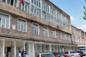 Գավառի խաբված բնակիչները ներկայանում են նիստերի, որոնք չեն կայանում