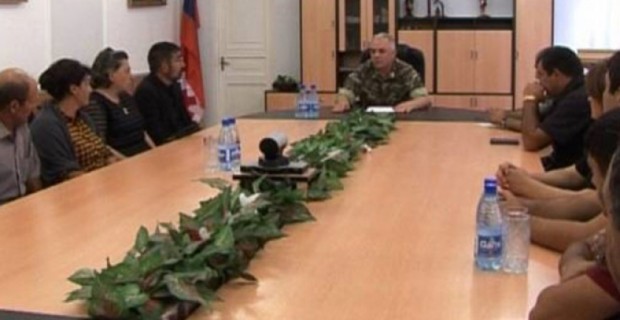 Արցախի պաշտպանության նախարարն ընդունել է ապրիլյան զոհերի հարազատներին