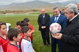 Սերժ Սարգսյանը այցելել է Վանաձորի բժշկական կենտրոնի շինհրապարակ և ֆուտբոլի ակադեմիա