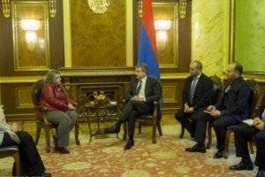 Премьер-министр принял Чрезвычайного и полномочного посла Греции в Армении