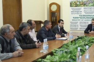 Գյուղատնտեսության նախարարն ընդունել է Արարատի մարզի մի խումբ խաղողագործների
