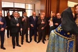 Президент присутствовал на церемониях открытия капитально отремонтированной 
поликлиники в столице и новой гостиницы в Цахкадзоре