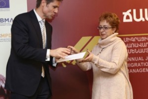 Hetq Reporter Wins 1st Prize at Suitcase 2016 Competition