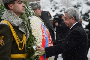 Զինված ուժերի կազմավորման 25-ամյակի առթիվ Սերժ Սարգսյանն այցելել է «Եռաբլուր» զինվորական պանթեոն