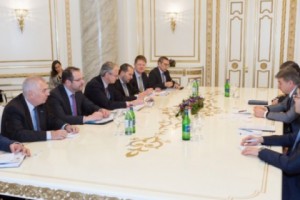 Премьер-министр и чиновник ЕС обсудили перспективы развития сотрудничества