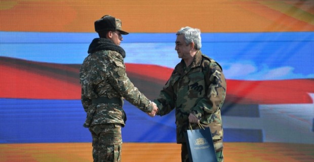 Президент вручил высокие государственные награды отличившимся на боевом дежурстве 
военнослужащим
