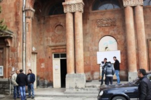 Староста Мргавана не уходит с избирательного участка