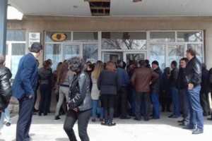 Инцидент и большие скопления людей на избирательном участке в Алапарсе