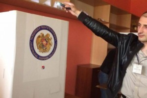Обесточен избирательный участок в Ташире: председатель комиссии освещает кабину для 
голосования с помощью мобильного телефона