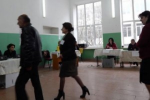 Ախթալայի 24/29 տեղամասում վստահված անձ Անահիտ Ղազարյանը խոչընդոտում է հանձնաժողովի աշխատանքները