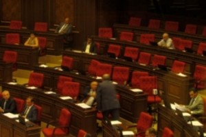 На последнее заседание НС пришли 14 депутатов: они сфотографировались на память