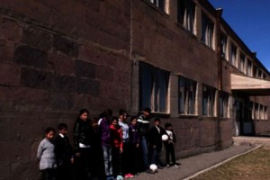 Школа без крыши и “довольный и благодарный” директор