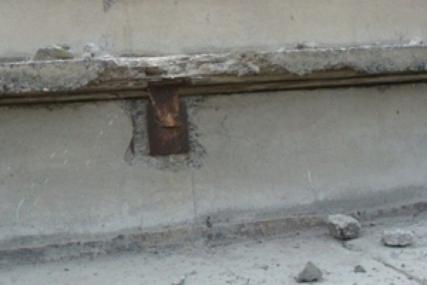 Մնացել է պանելի տակ