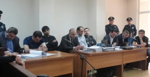 Նուբարաշենի խճուղում սպանված 58-ամյա Եղիշե Խաչատրյանի կինը շիշ նետեց ամբաստանյալներից մեկի վրա