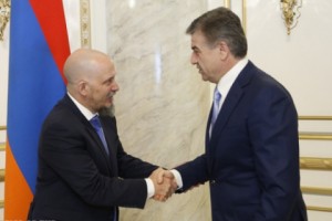 Премьер-министр и посол Аргентины обсудили вопросы развития экономических связей

