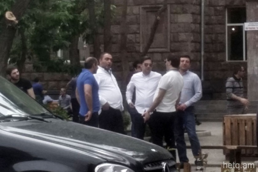 Կենտրոն վարչական շրջանում մի  խումբ անձինք չեն հեռանում իրար մոտ գտնվող 
ընտրատեղամասերի տարածքից