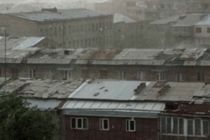 Ուժեղ քամու հետևանքով վնասվել են տանիքներ, շրջվել՝ ծառեր