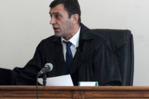 «Պարոն Շիրխանյան, կանգնեք»,- դատավորը՝ սայլակով դատարան բերված Վահան 
Շիրխանյանին
