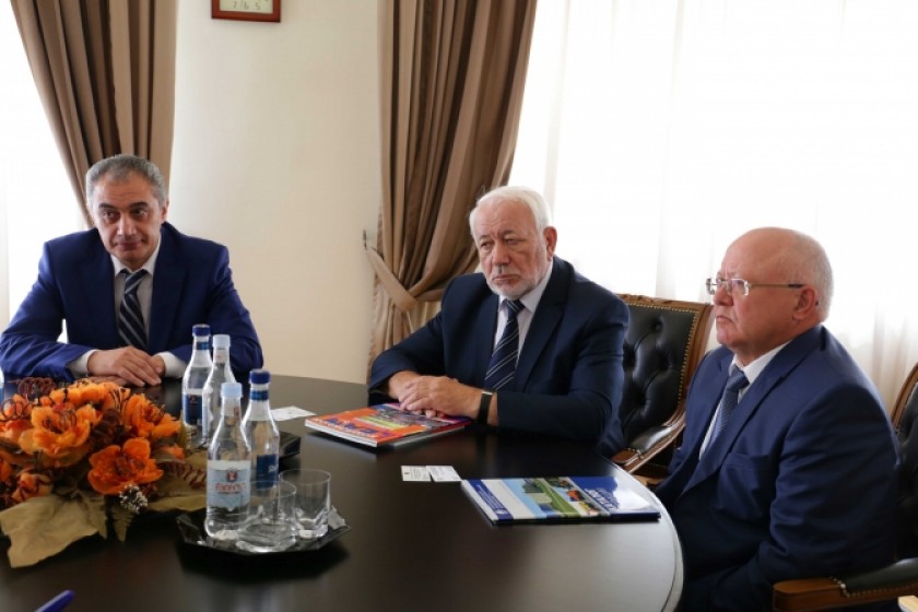 Ելաբուգայի գործարանի ներկայացուցիչները Սուրեն Կարայանի հետ քննարկել են համագործակցության հեռանկարները