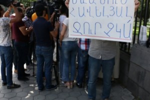 Yerevan: Demonstrators Oppose Bill Designed to Draw More Lake Sevan Water

