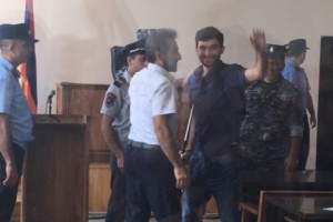 «Սասնա Ծռերի» գործով նիստը սկսվեց «Արա՛մ, ծնունդդ շնորհավոր» 
վանկարկումներով
