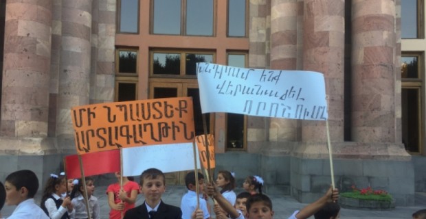 Школьники из Пюника провели акцию протеста перед зданием правительства
