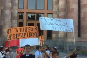 “Don’t Close Our School” - Pyunik Pupils Demonstrate Outside Government Building in Yerevan