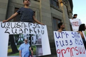 Полицейские подвергли приводу жену и детей Каро Ехнукяна