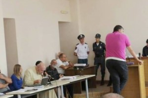 «Զինված խմբին» զենք իրացնելու գործով անցնող անձինք դատարանում հրաժարվում են 
ցուցմունքներ տալուց