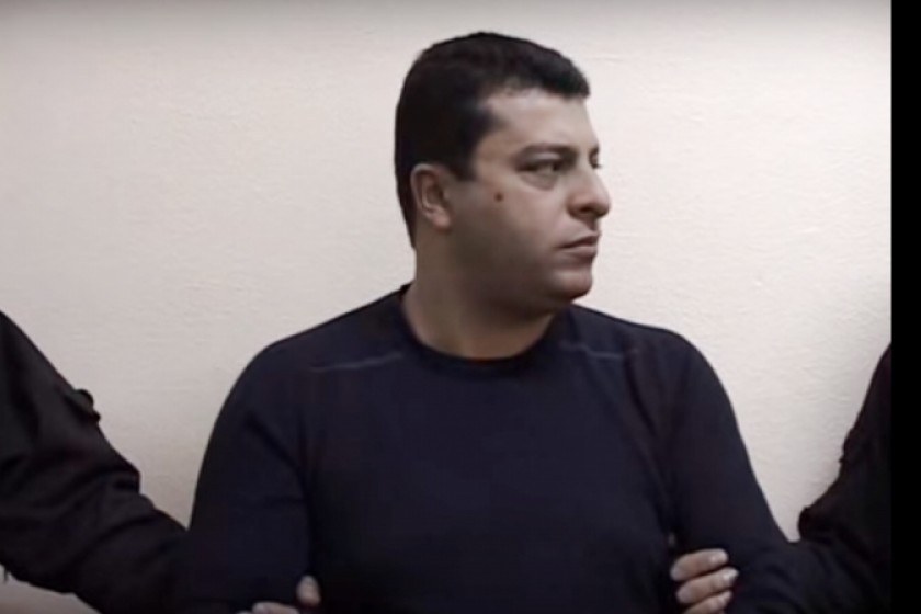 Քրեական հեղինակություն «Նորատուսցի Ալիկ»-ի եղբայրը կարգադրիչի միջոցով դատարանի 
դահլիճից դուրս է կանչել լրագրողին