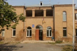 Էջմիածնի կադաստրի նախկին պետին հողերից զրկելու պահանջով 
համայնքապետը դիմել է դատարան