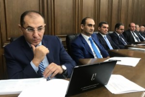 Депутат – зампредседателю КГД: “Разве такие методы работы, когда со всех сторон совершается 
нападение на хозяйствующих субъектов, способствуют приходу инвесторов в нашу страну?”