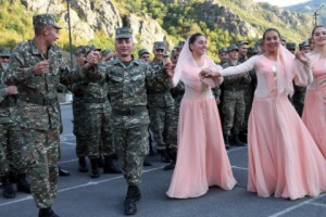 Песни и танцы в воинской части (фото)