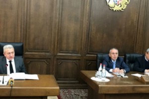 Почему сократились бюджетные ассигнования в сферы здравоохранения и соцобеспечения? 
Замминистра финансов разъясняет