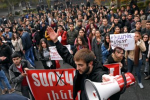 Студенты требуют сохранить отсрочку от армии