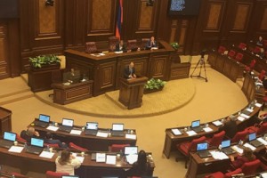 “Вашему правительству не удается выбрать правильную модель, вы не настолько сильны”: в 
парламенте обсуждается проект бюджета 2018 г.