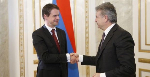 Armenian PM Receives New French Ambassador